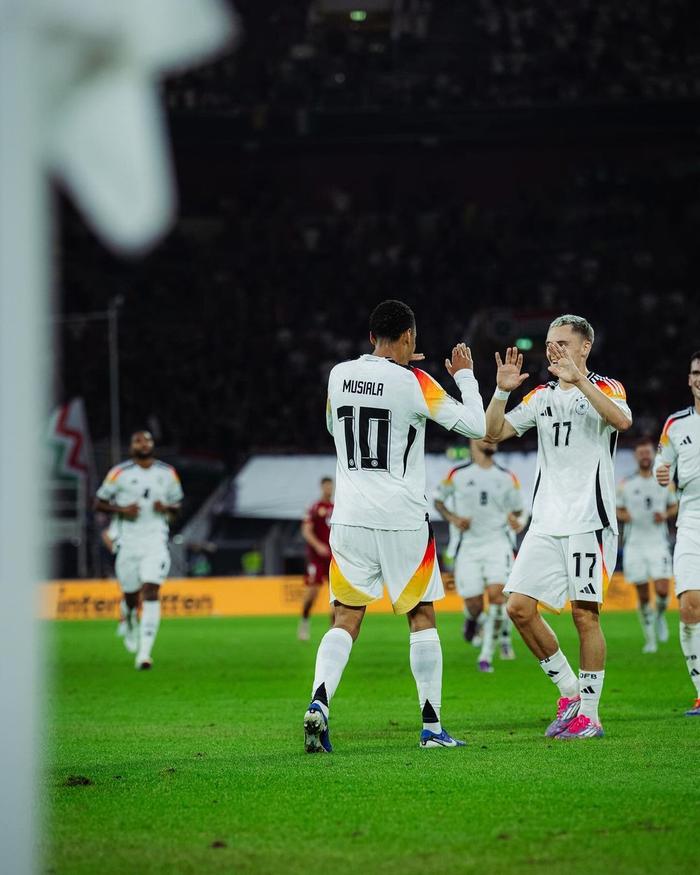 德国足球队全队出色发挥，夺得胜利