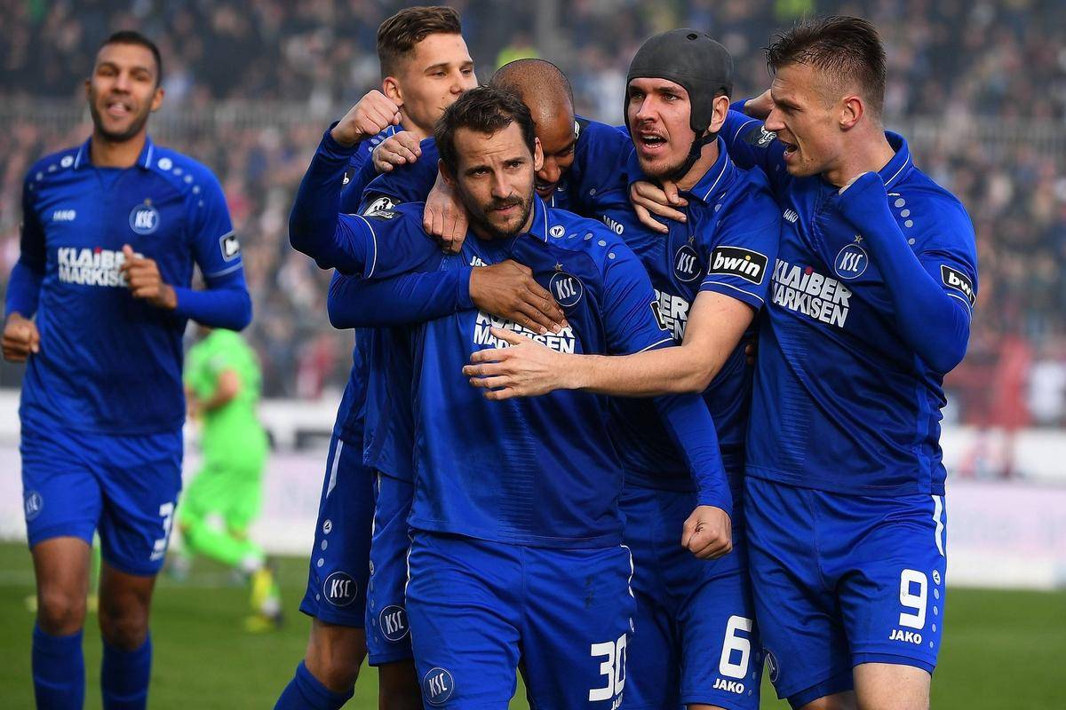 包含柏林赫塔客场险胜，继续缩小与领头羊的差距的词条