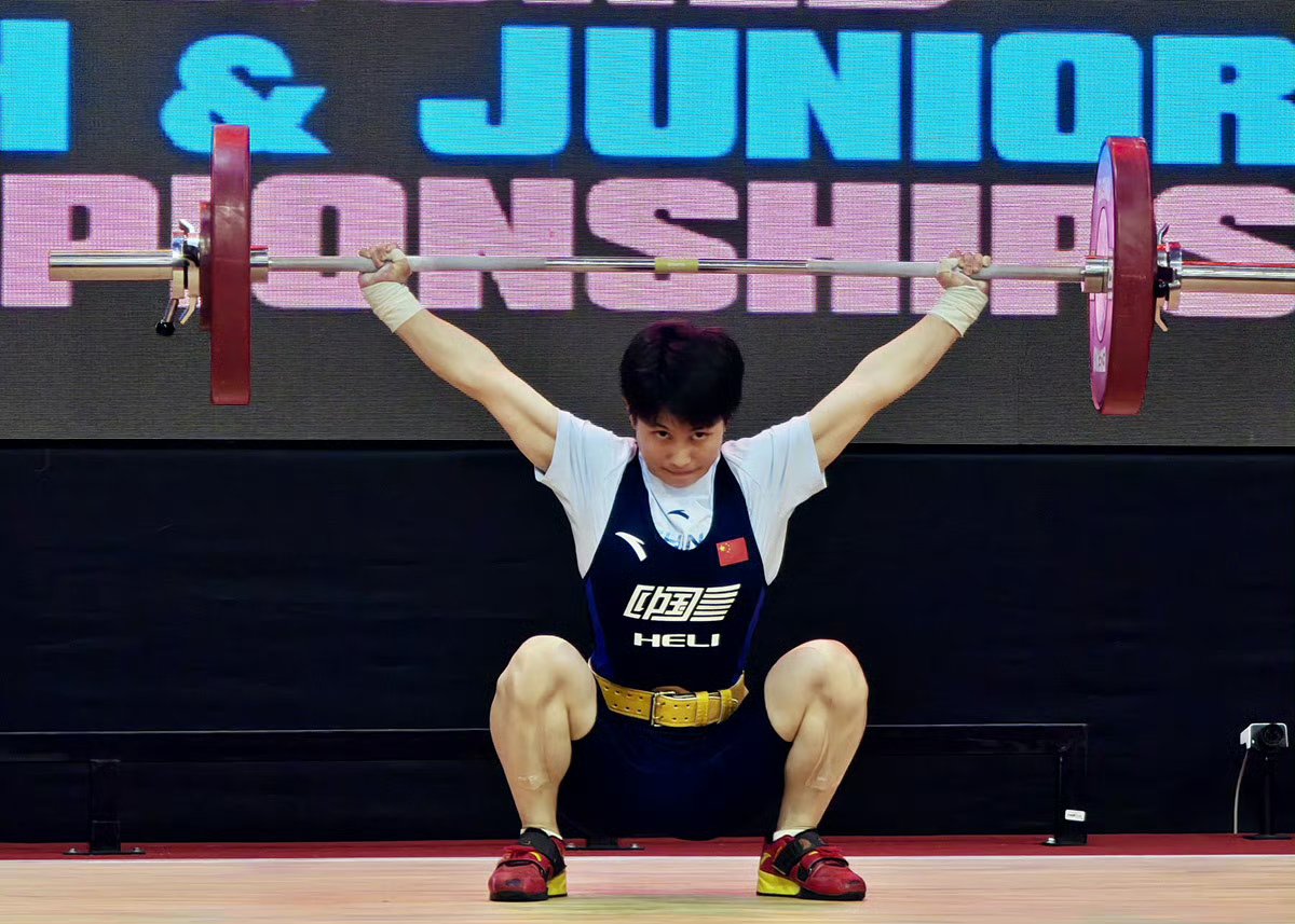 举重比赛激烈对决运动员拼尽全力展现拼搏精神的简单介绍 举重比赛激烈对决运动员拼尽全力展现拼搏精神的简单介绍