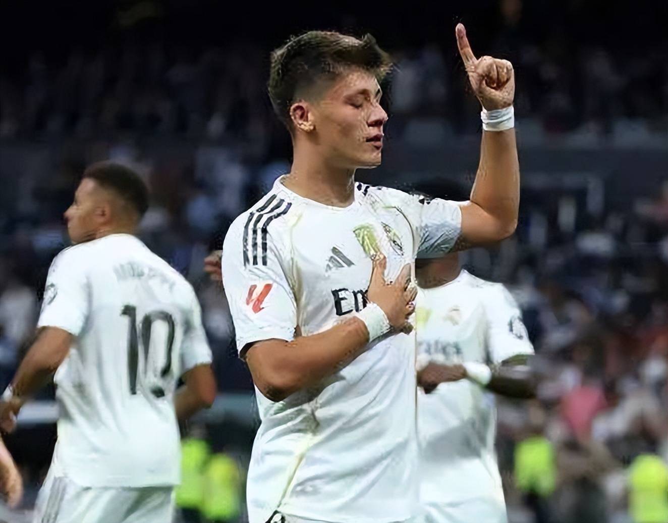 皇马主场2-1逆转马竞，继续保持西甲榜首地位