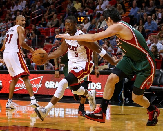 热火不敌雄鹿，韦德独得30分