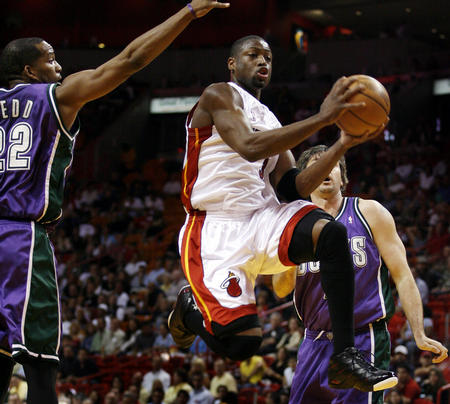 热火不敌雄鹿，韦德独得30分