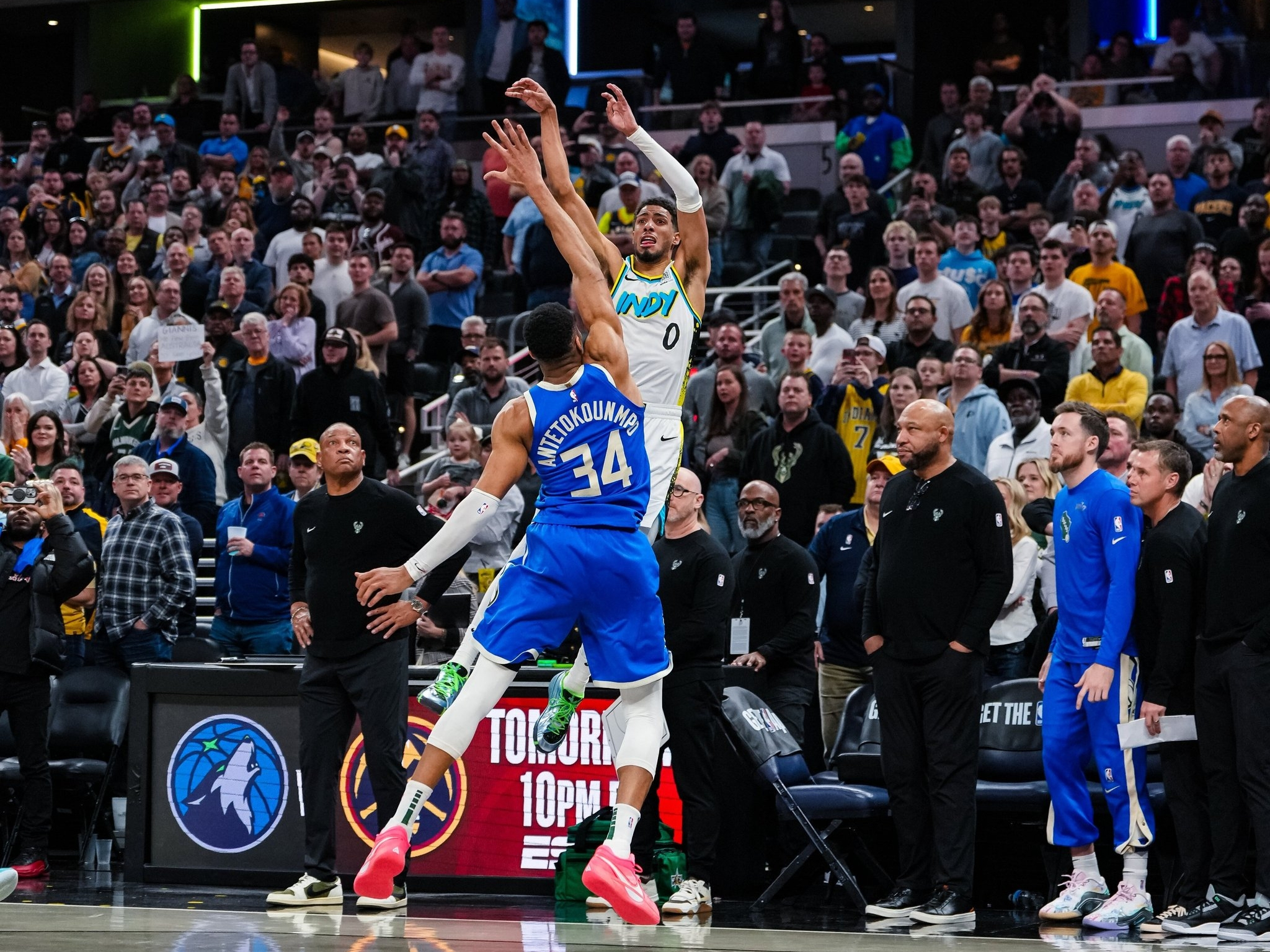 雄鹿终结步行者连胜，取得胜利