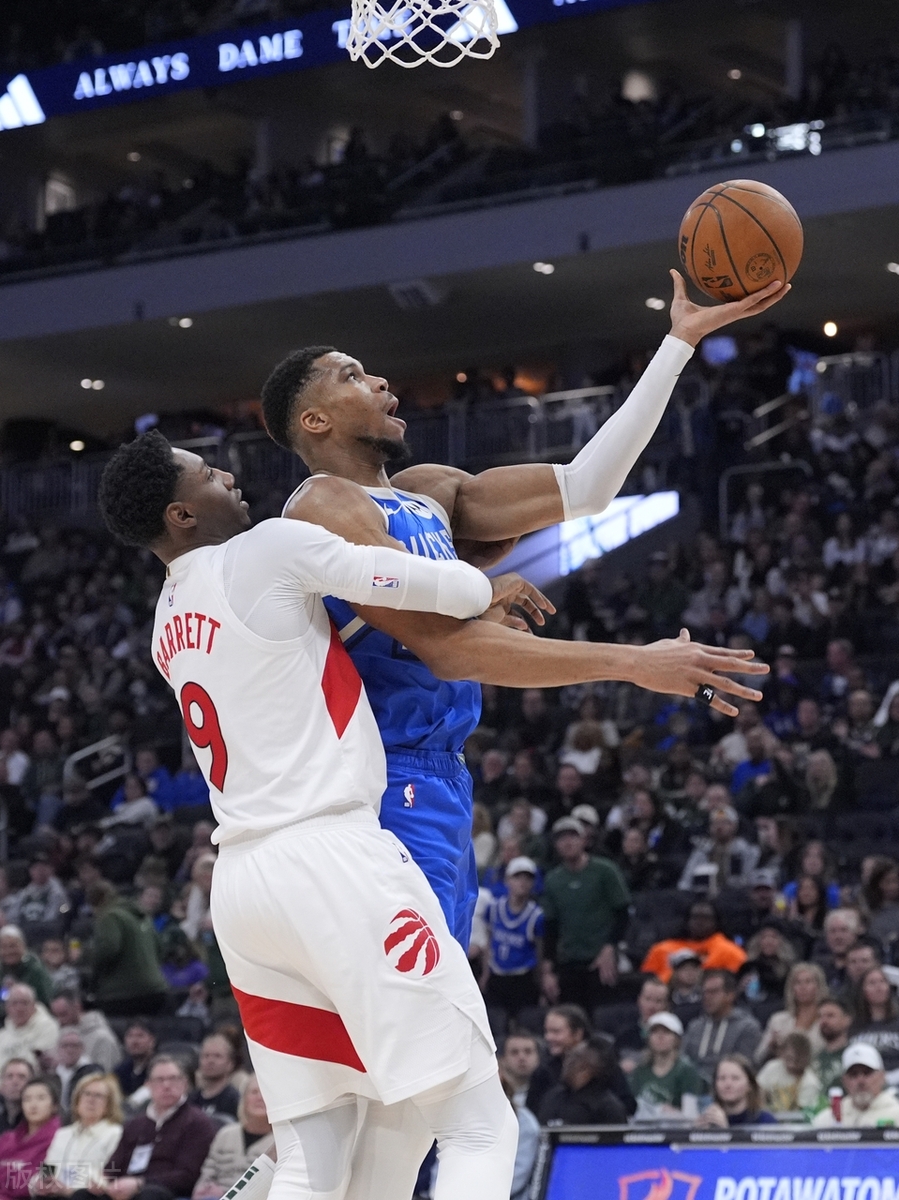 雄鹿逆袭火箭，字母哥打破亨利尴尬