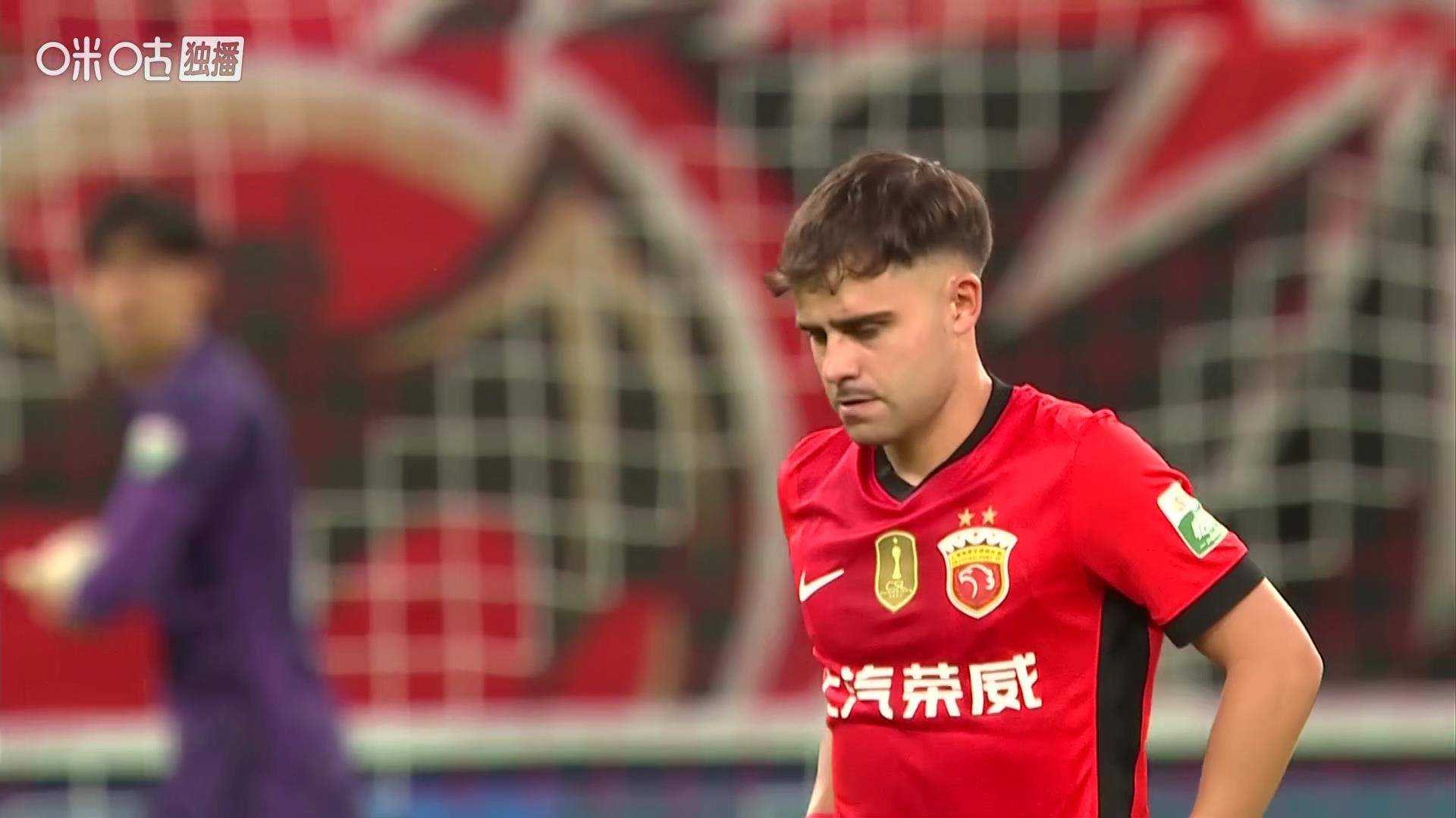 上港狂胜势不可挡，施密特再次领军登顶中超榜首！