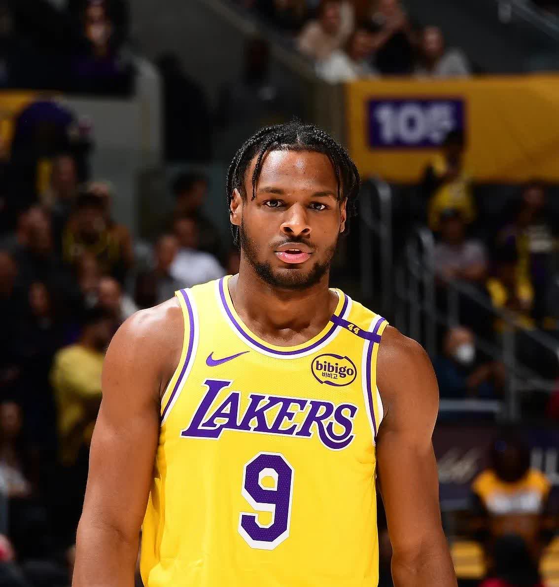 湖人主场大胜雄鹿，戴维斯伤愈复出令人眼前一亮