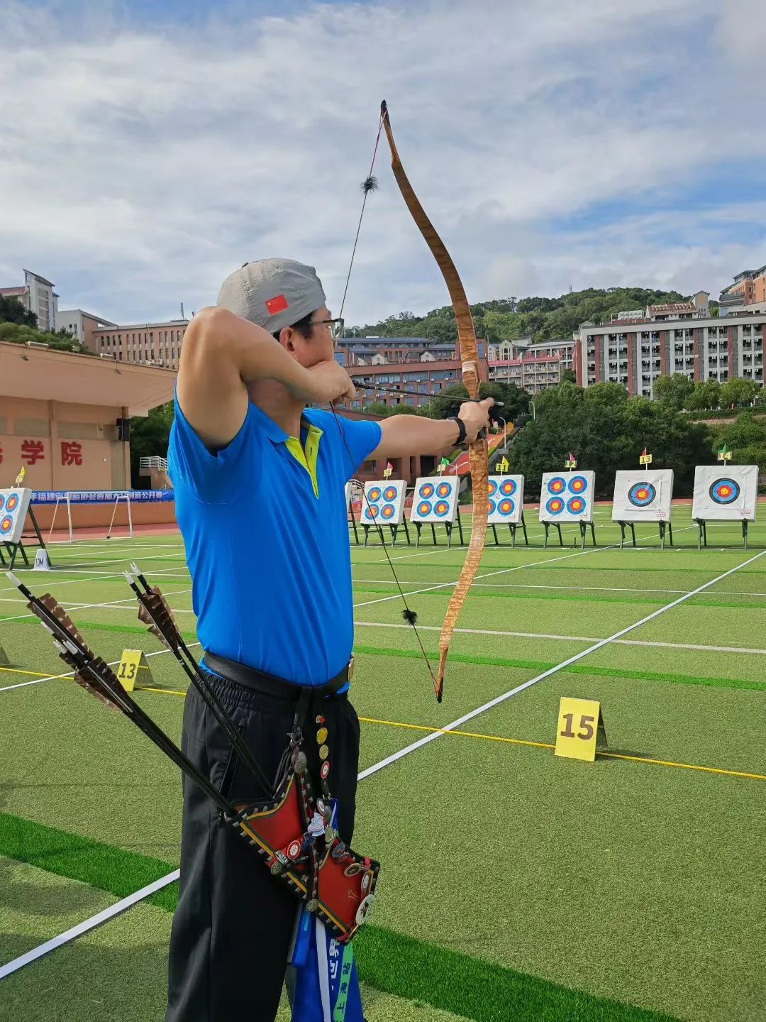 射箭选手心思专注，成功进入决赛